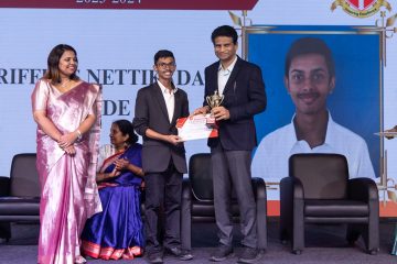 Dr. Sekar Viswanathan distributed the awards to school students