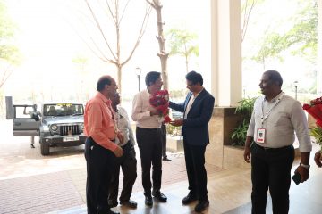 Dr. Sekar Viswanathan welcoming, Dr Kamakoti Veezhinathan is currently Director at IIT Madras.