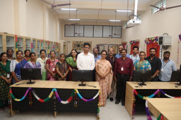 Dr. Sekar Viswanathan and Vice Chancellor Dr. Kanchana Bhaaskaran taken photos with staffs and faculties.