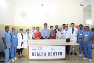 Dr. Sekar Viswanathan taken a group photo with the doctors and Apollo foundation representatives.