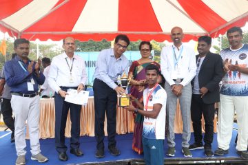 Dr. Sekar Viswanathan graced the event of mini marathon on march 5th and distributed winners awards.