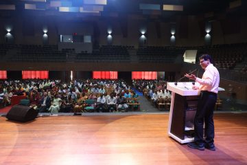 Dr. Sekar Viswanathan giving welcoming speech about Dr. Kanchana Bhaaskaran's successful contribution as the pro vice chancellor.