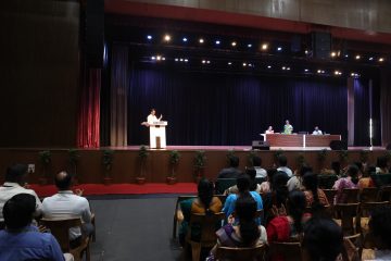 Dr. Sekar Viswanathan giving welcoming speech about Dr. Kanchana Bhaaskaran's successful contribution as the pro vice chancellor.