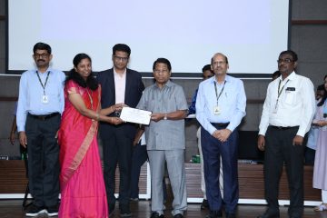 Dr.Sekar Viswanathan and Dr. G. Viswanathan founder & chancellor distributed awards to the professors in the faculty research award event.