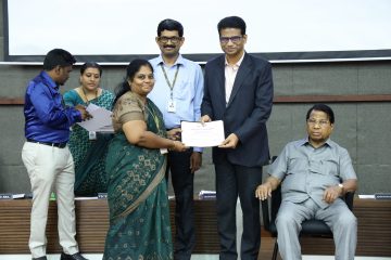 Dr.Sekar Viswanathan and Dr. G. Viswanathan founder & chancellor distributed awards to the professors in the faculty research award event.