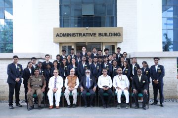 Justice Kalifulla, dr. sekar viswanathan and all other dignitaries taken group photos with students.