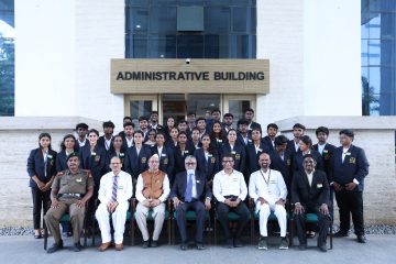 Justice Kalifulla, dr. sekar viswanathan and all other dignitaries taken group photos with students.