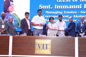 Pro Vice Chancellor Dr. T. Thyagarajan honored the guest of honour Smt. Imnanni DeepaVenkat.